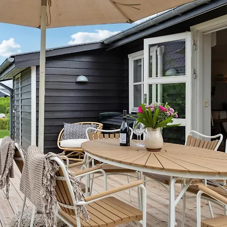 2 Bedroom Awesome In בית נופש *