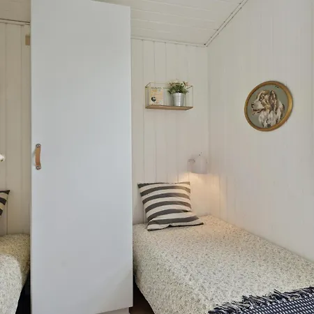 2 Bedroom Awesome In Casa de Férias *