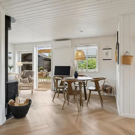 בית נופש 2 Bedroom Awesome In