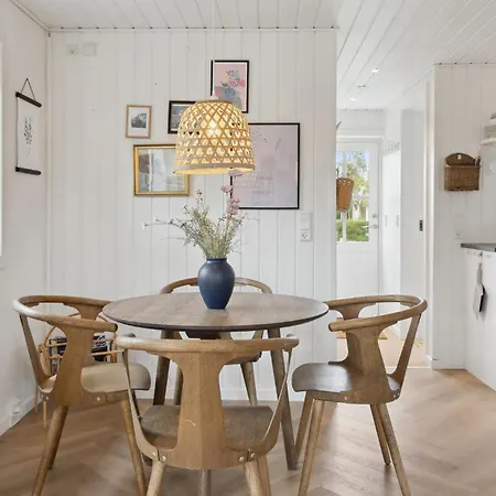 בית נופש 2 Bedroom Awesome In *